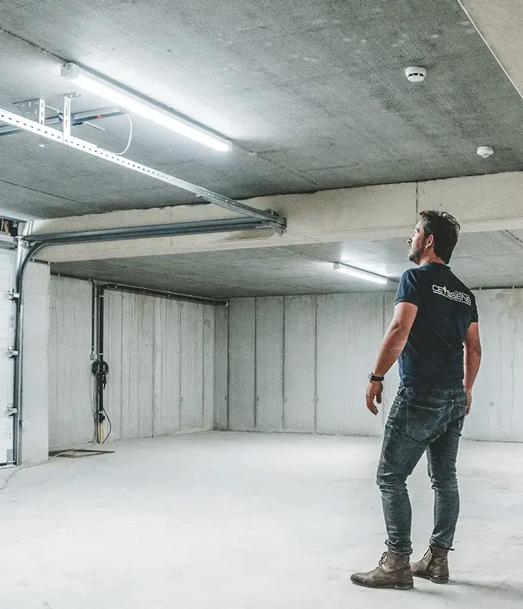 Ceyssens teamlid inspecteert de ondergrondse parking