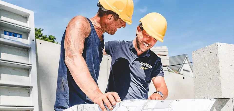 Ceyssens bouwteam bespreekt de bouwplannen op de werf
